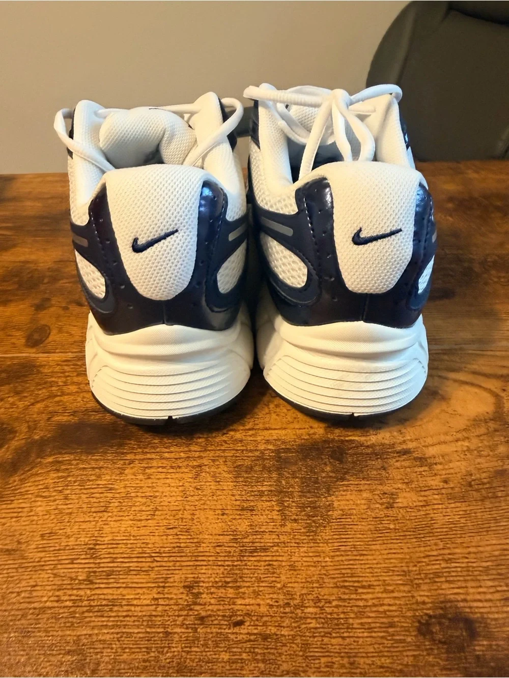 Nike Men’s V5 RNR Athletic Shoes - White & Navy 12M